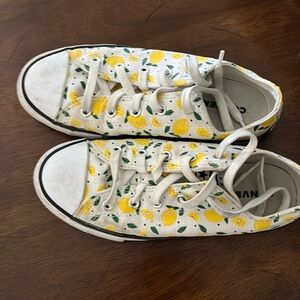 Size 3 girls 5 in women’s lemon printed converse